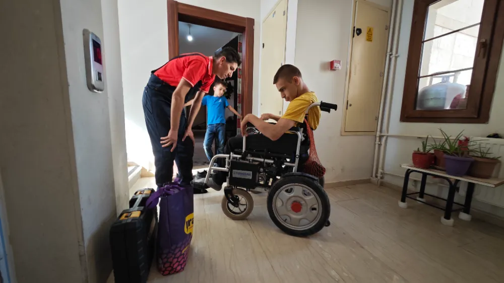 Nusaybinli Hayırsever Avcı, Engellilerin Akülü Sandalyelerini Ücretsiz Tamir Ediyor