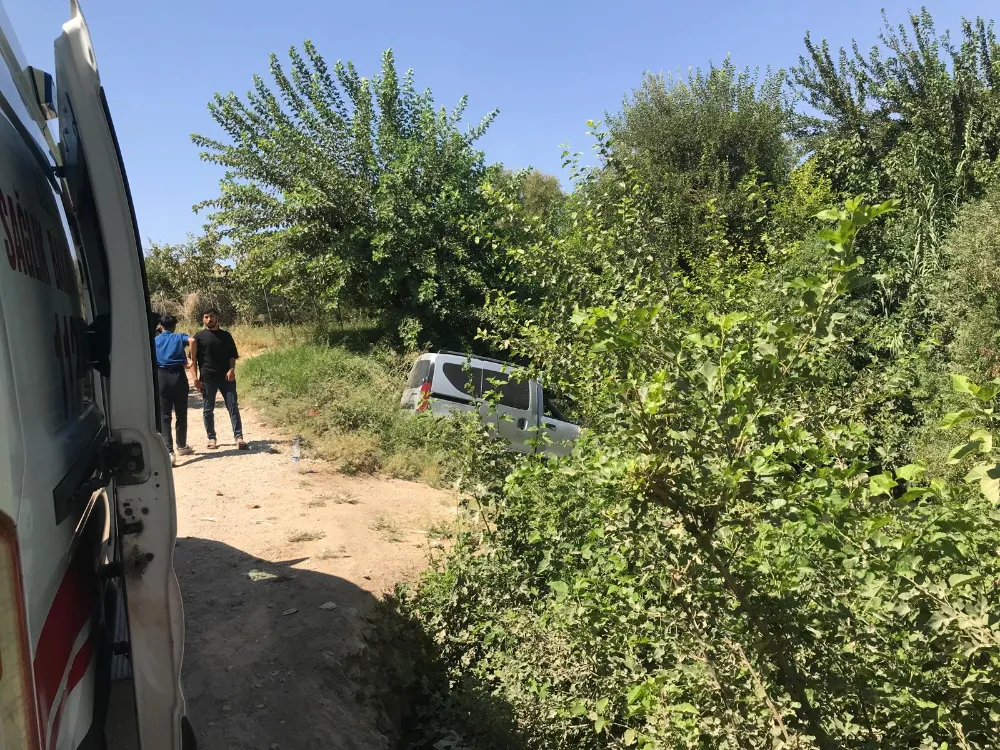 Nusaybin’de hafif ticari araç yol kenarına uçtu: 4 yaralı