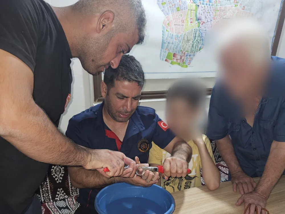 Nusaybin’de parmağına vida pulu sıkışan çocuk itfaiye ekiplerince yara almadan parmağında çıkarıldı
